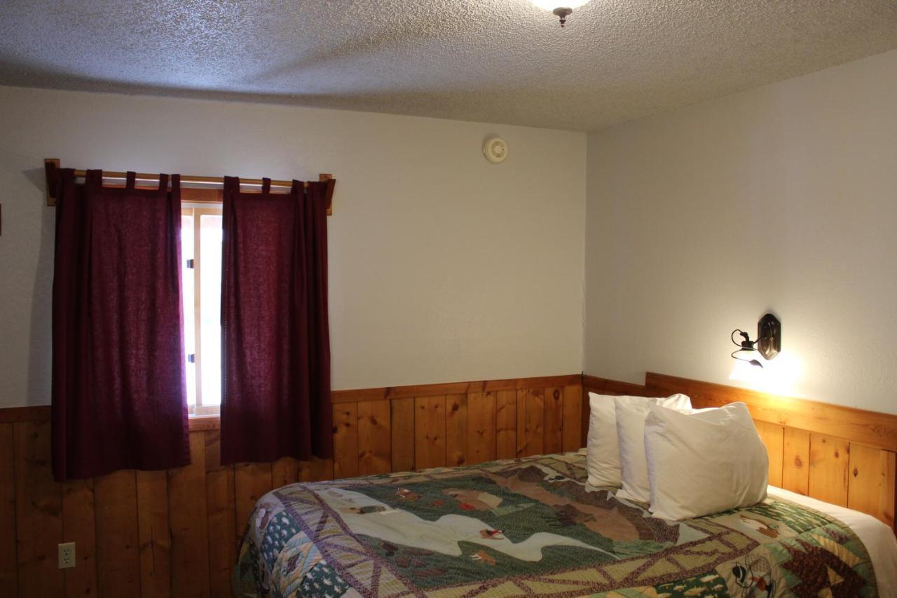 Alpine Motel Of Cooke City Exteriör bild
